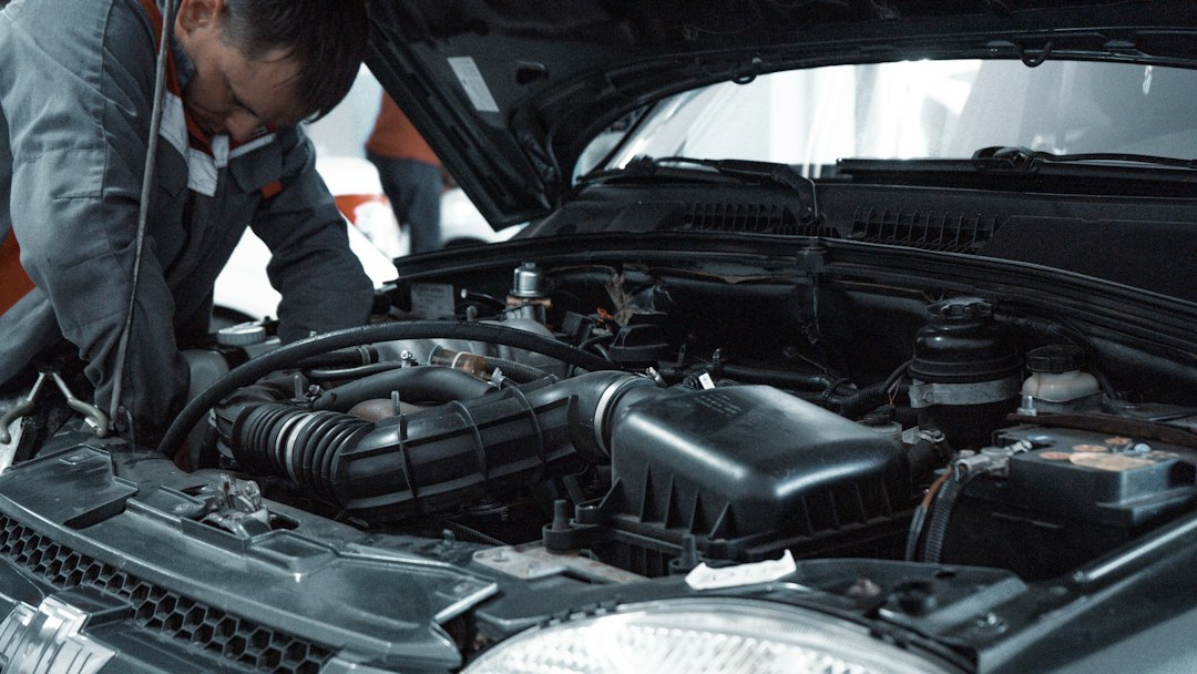 Mekanik memeriksa ruang mesin mobil