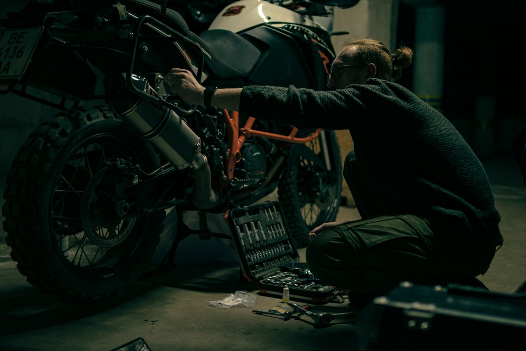 Mekanik sedang memeriksa sepeda motor