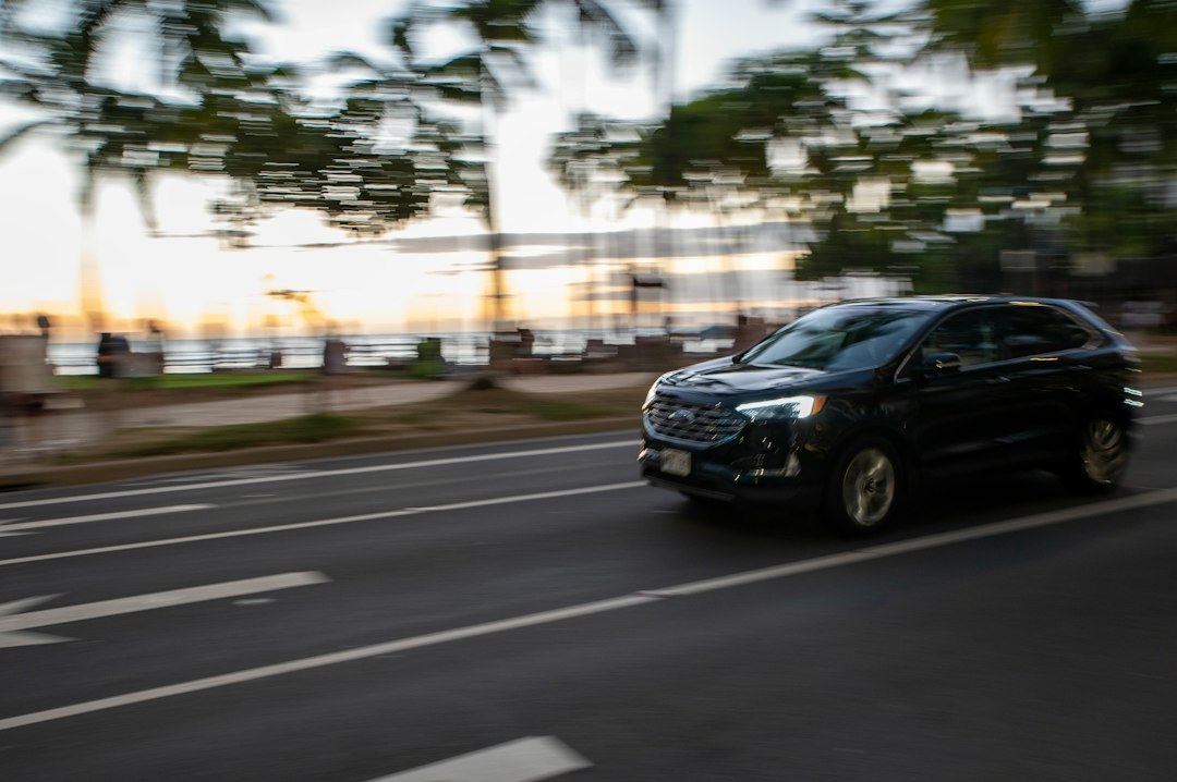 Mobil modern di jalan raya